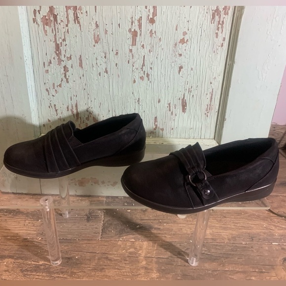 Women’s Easy Street black loafers with a slight heel - Picture 3 of 7